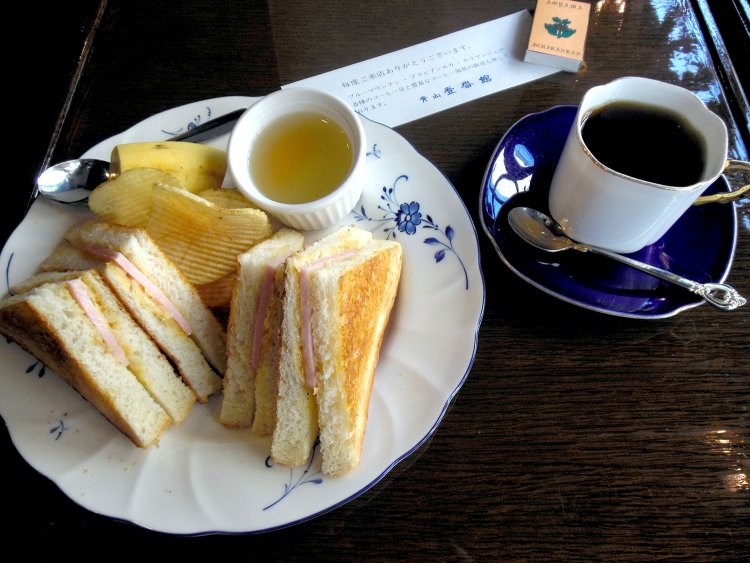 サービスセット950円。ブレンドコーヒーはすっきりクリアな味。