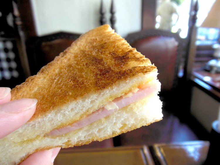 サービスセットのトーストサンドは、ハム・ツナ・チーズの3種類が毎日入れ替わる。