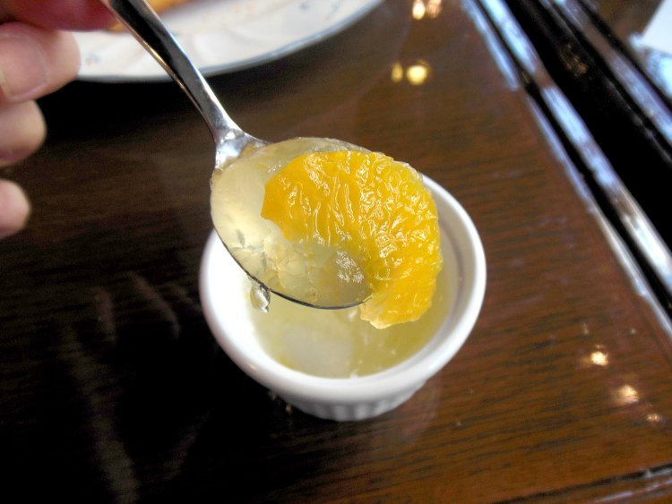 フルーツゼリーはすっきりとした甘さ。食後はこのひと口分くらいの甘味がほしいのです！