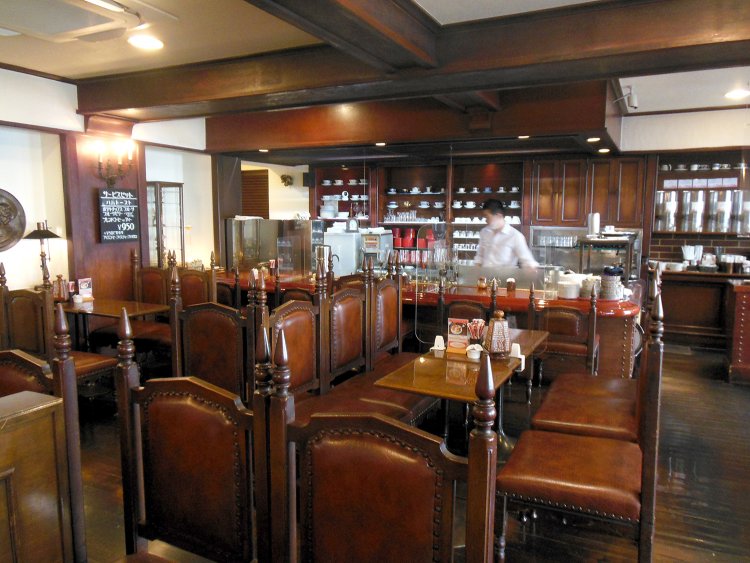 半世紀以上使われているテーブルやチェアは、毎日のように丹念に磨き上げられている。