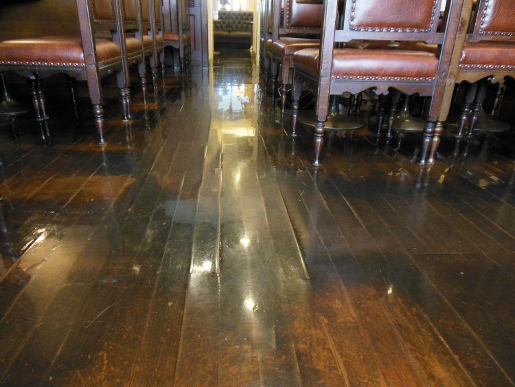 経年変化で深みが増している床板の艶は、手入れが行き届いている証。