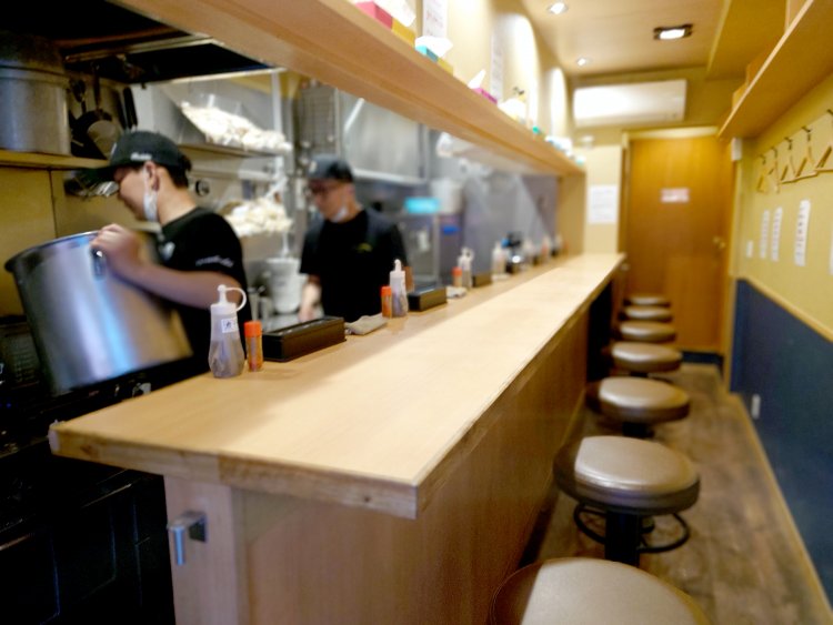 厨房を見渡せるカウンター7席。上の棚にかれんのフィギュアがあるので要チェック！