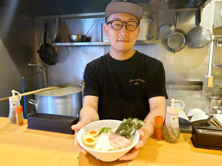 手際よく丁寧な盛り付けでおすすめの一杯が着丼！