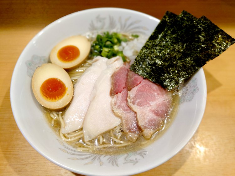 特選煮干し中華そば1150円。煮干のかけらがきらめく淡麗スープ。