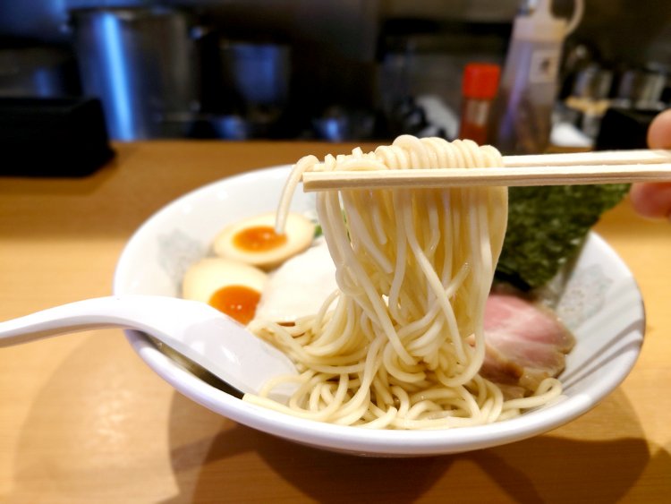 菅野製麺所の中細麺。麺は中華蕎麦・濃厚煮干共通で、どちらもスープをよく拾う。