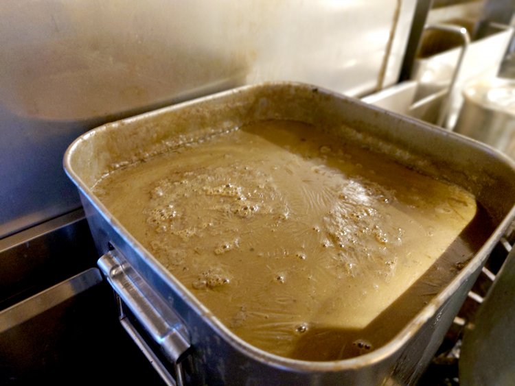 濃厚煮干蕎麦のスープ。濃厚だがより多くの人に好まれるよう調整。