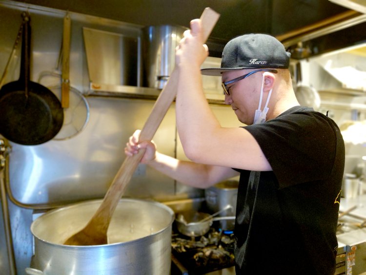 スープを見つめる高野店長の顔は真剣そのもの。