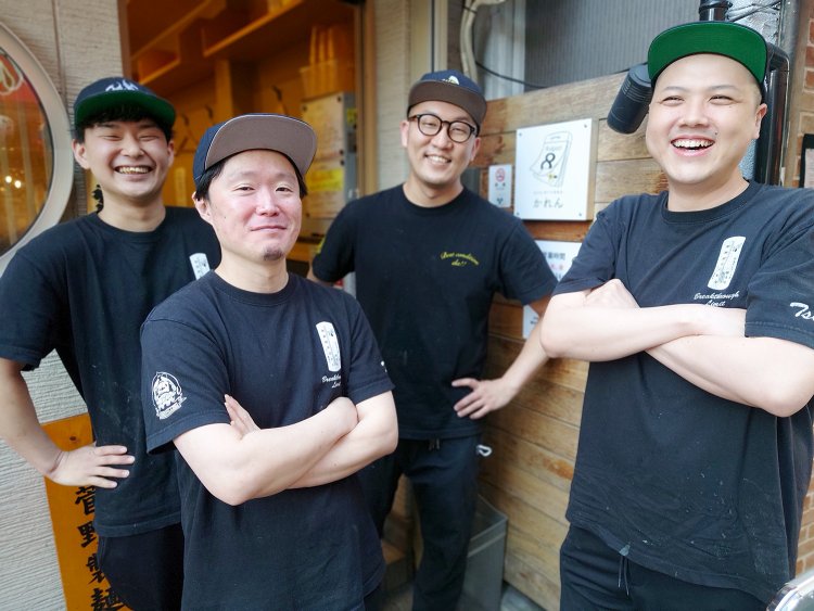 長谷川店主の想いを高野店長はじめ全スタッフが共有。夢はハワイ出店！