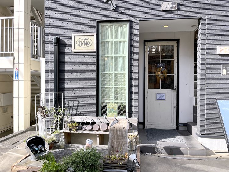 アンティーク調のドアや店頭の装飾もオシャレだ。