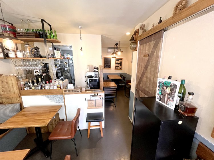 木を基調にした温かい雰囲気の店内。