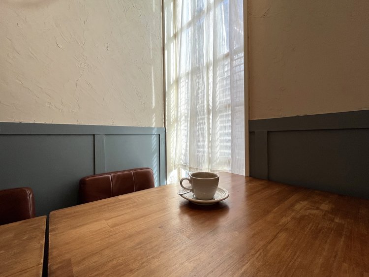 午後のやわらかい光が差し込む心地よい空間。珪藻土の質感がナチュラルでいい。