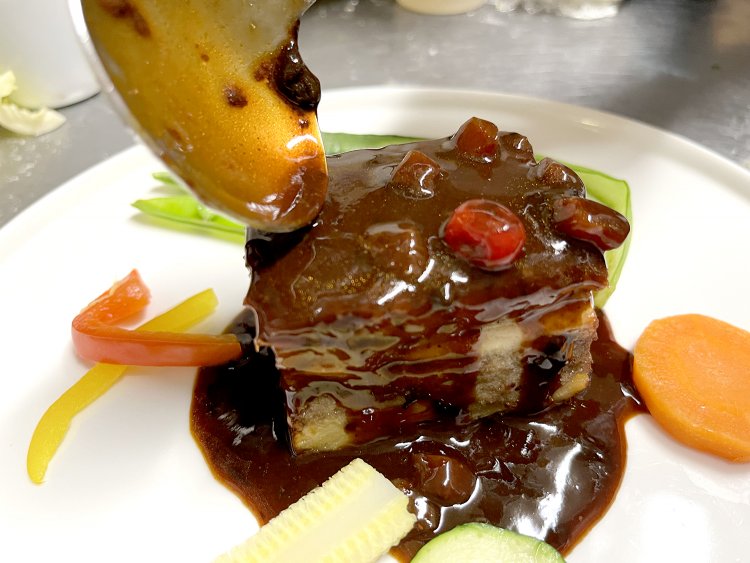 コクのあるデミグラスソースにミックスベリーを加えてフルーティに仕上げている。