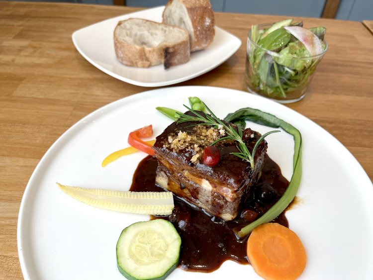 色とりどりの温野菜も散りばめられ、目にもおいしいアンブルジョア。