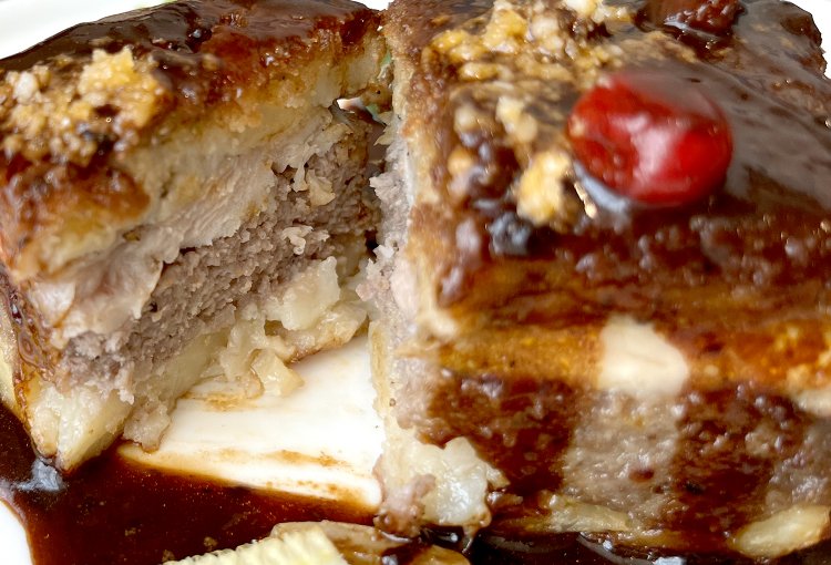 ポテトやチキン、牛ミンチがお行儀よく重なっている。