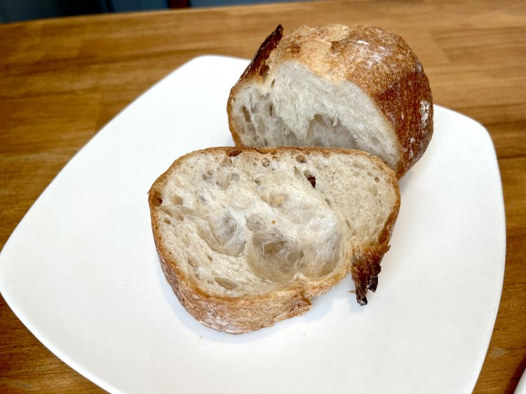 皮はパリッ、中は瑞々しいほどしっとりしたフランスパン。