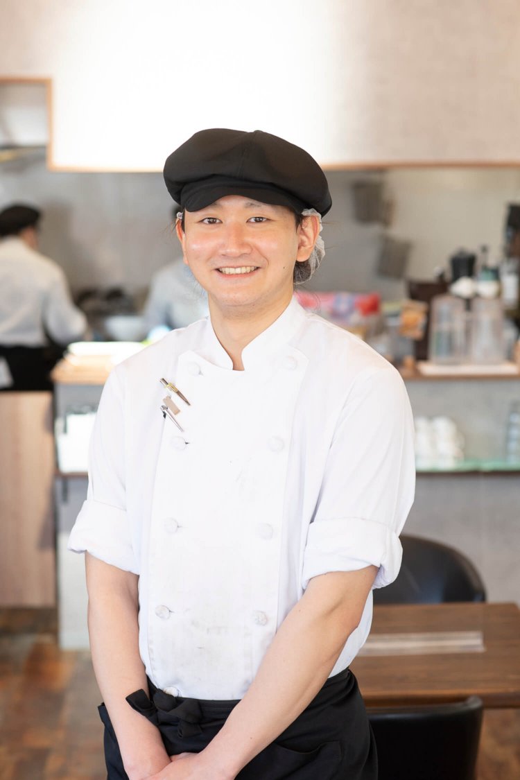 調理スタッフの森元和樹さん。「地元産ならではの新鮮さを楽しんでください！」