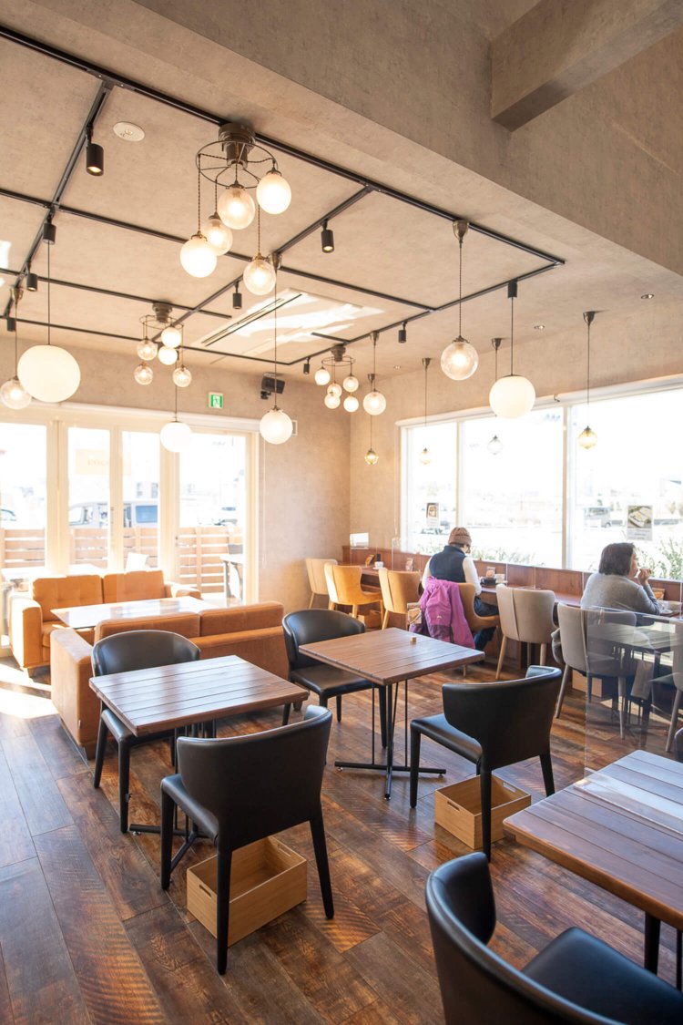 天井高で開放感のあるカフェスペース。
