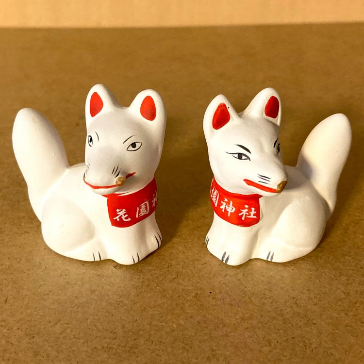 新宿・花園神社はそもそも稲荷神社であったため、キツネみくじが頒布されている。前掛けには神社名が入り、宝珠と巻物をくわえたキツネが対になっている。