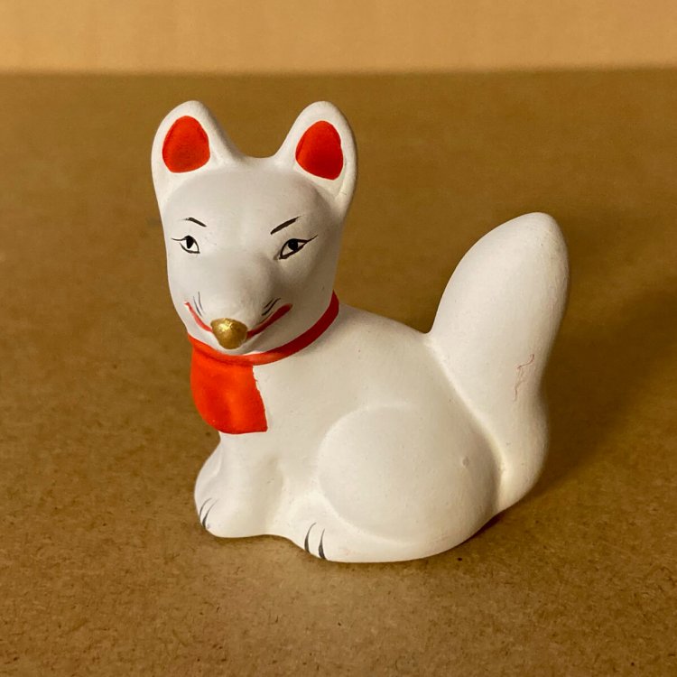 館林の尾曳稲荷神社で入手したキツネ。顔かたちなどは花園神社のものとよく似ている。