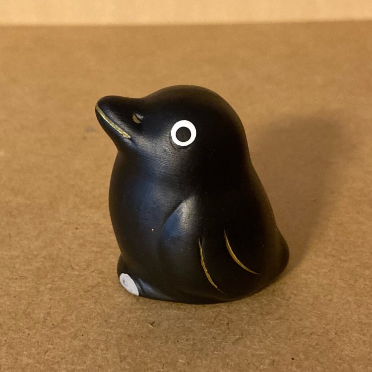 実際のカラスは怖いイメージがあるが、こちらはノホホンとしたかわいい作り。