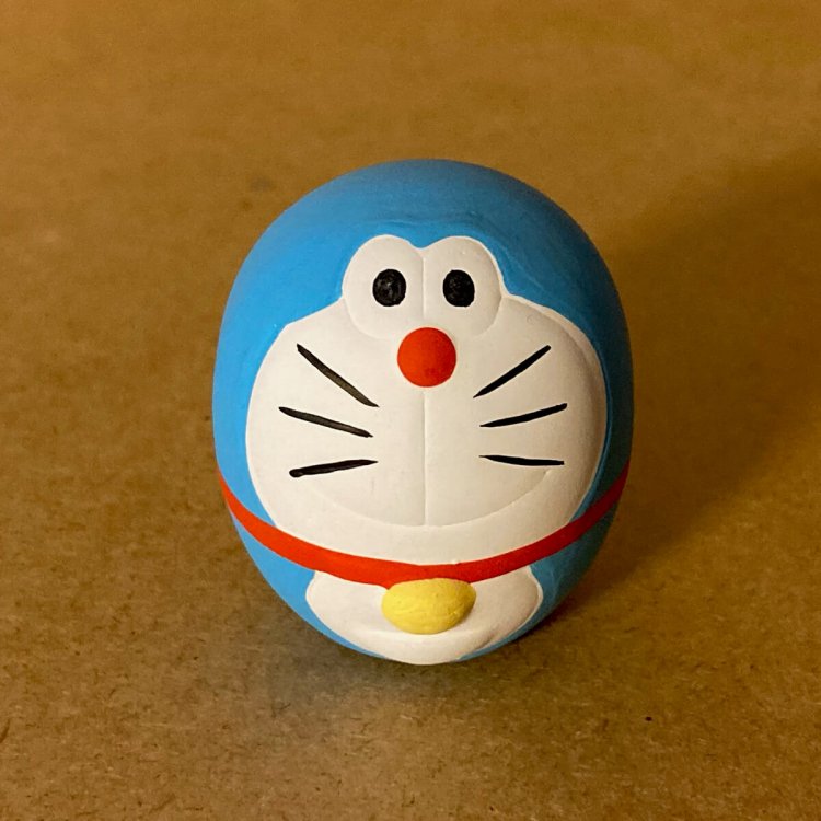 ダルマのようなデフォルメがされたドラえもん。