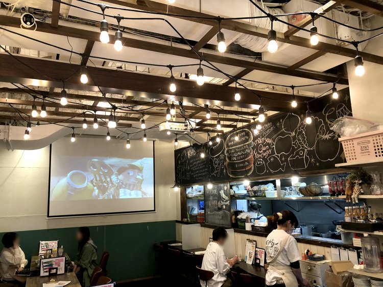 お店の奥の壁には、映画やMVの映像がいつも流されている。