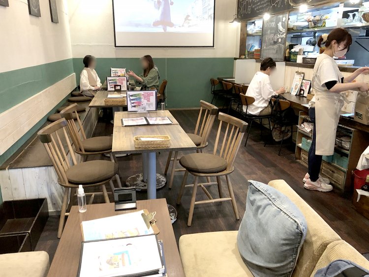 真ん中には木のテーブル、壁際にはいかにもリラックスできそうなソファ。