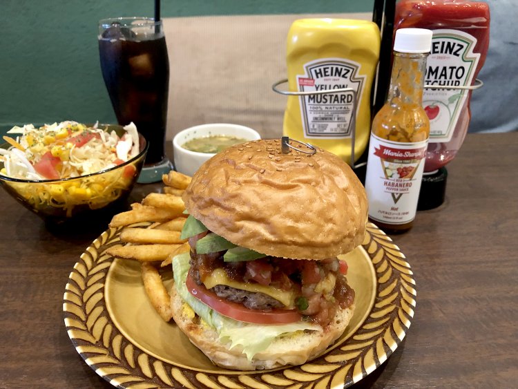 サルサアボカドチーズバーガー1771円。平日のランチはスープとサラダ付き。