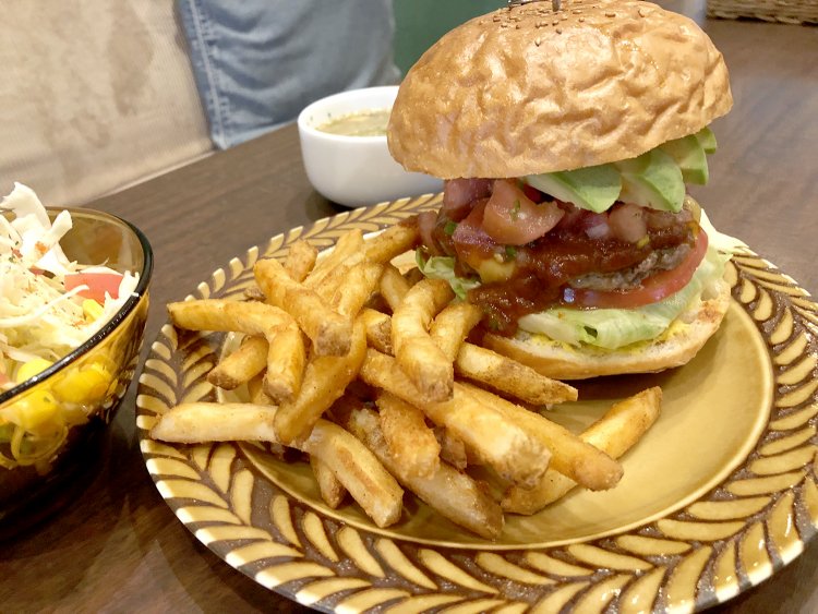 ハンバーガーの横にはカリッカリのポテトが山盛り。