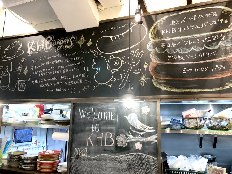 カウンター上の巨大黒板にも手書きメッセージ。絵がうまい！