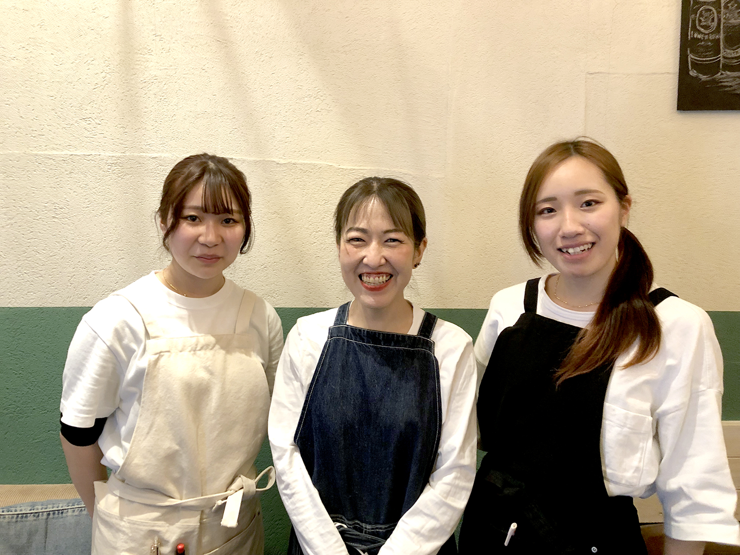 店長の根津さんとスタッフの阪倉明莉さん（左）、大畑美南さん（右）。