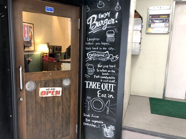 ドア越しに見える壁の色やランプの光がすでにおしゃれ。