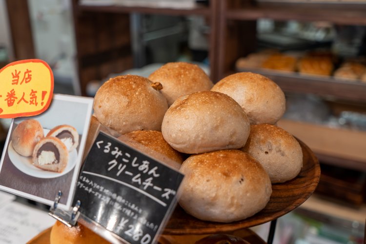 人気No.1の自称小岩名物、くるみこしあんクリームチーズは280円。