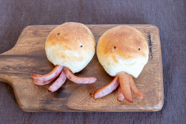 とぼけた表情に心奪われるタコさんウインナー180円。