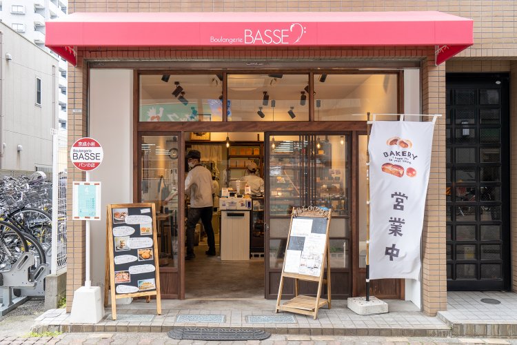 店内は「駅の待合室をイメージしました」とのこと。入り口のガラス戸は、以前の店でも使っていた年代物だ。