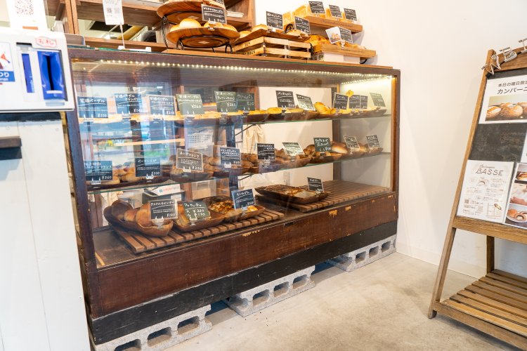 古道具店で見つけた什器を活用。店内は親しみを感じる雰囲気だ。