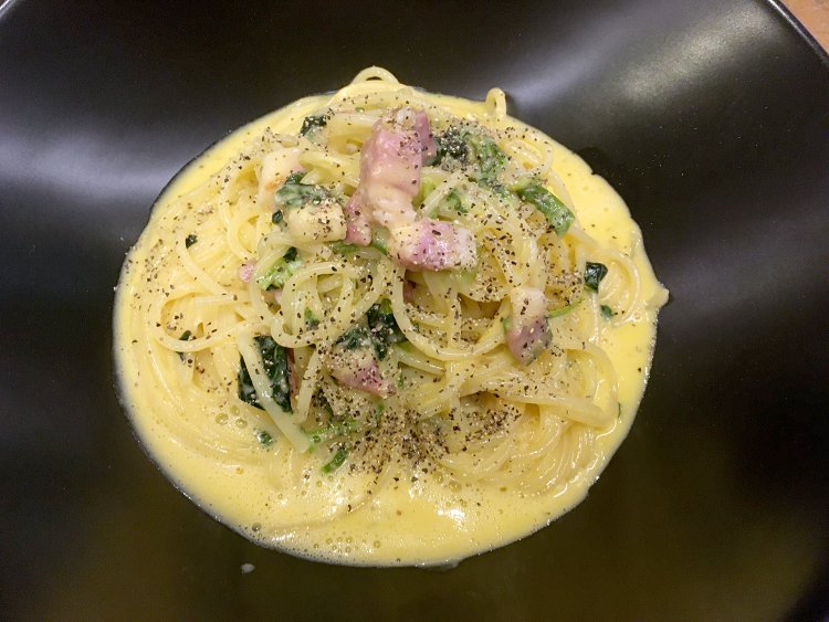 とろーり感いっぱいの濃厚ソースの中にほうれん草のグリーンが映える。