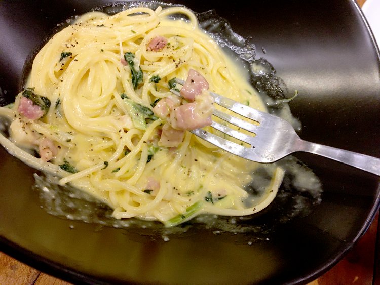 ベーコンではなくパンチェッタを使っている。ソースの塩味はパンチェッタから滲み出た塩味だ。