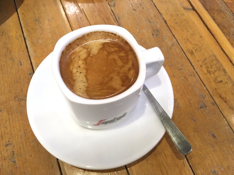 厳選された豆を使った一杯。淹れたてのコーヒーから立ち上る香りも楽しめる。