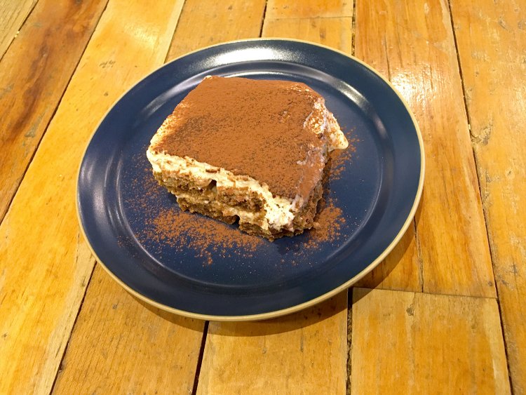 手作りティラミスはエスプレッソ味のほかに、抹茶味とほうじ茶味も日替わりで登場する。