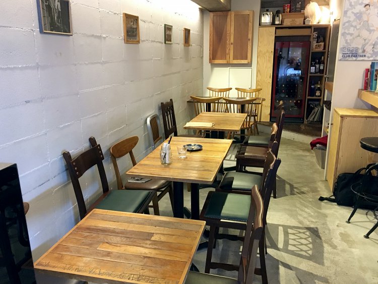 テーブル席のほかカウンター席もある。