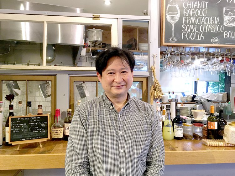 イタリアを訪問し現地で料理の勉強をしたこともあるというオーナーの進野さん。料理のことを質問すると丁寧に答えてくれる。