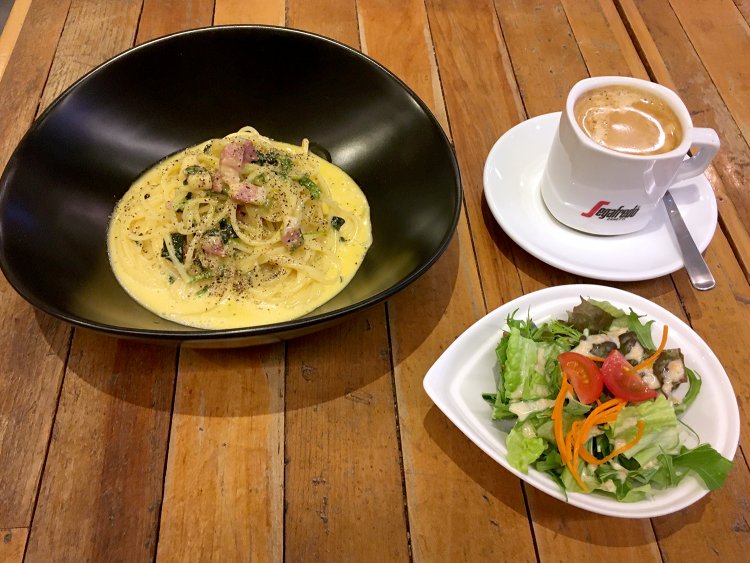 ランチセット1280円～は、パスタにミニサラダとドリンクがつく。