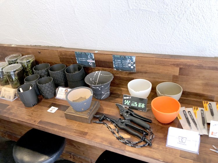 壁際のカウンターでは、植物に関連したグッズが販売されている。