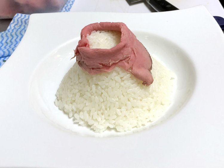 山の斜面に、低温調理で丁寧に仕上げた絶妙なピンク色をした熟成ローストビーフを贅沢に張りつけていく。