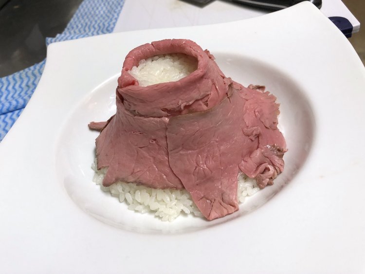 コツは頂上付近に少しはみ出させ、火口部分を創出させること。