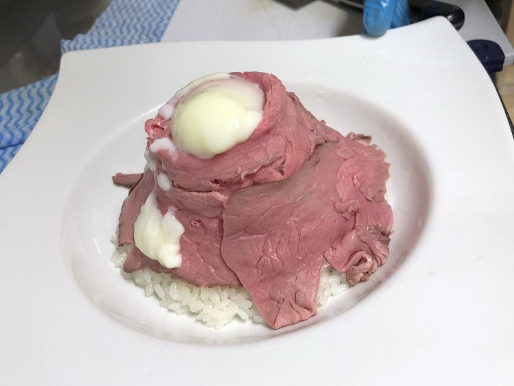 ここに温泉卵をオン。