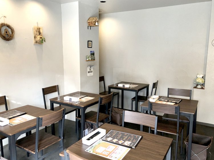店内は白い壁に囲まれた明るい空間。