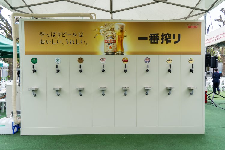 プレハブで作った巨大冷蔵庫のビアサーバー。定番一筋か、あれこれ飲み比べるか。多いに迷って！