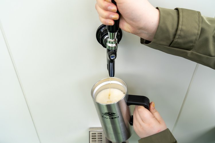 中身の温度が上がりにくい魔法のジョッキに自分で注ぐ。上手に注げるかな？